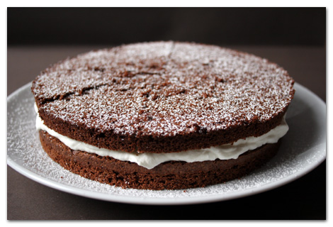finduk zamanı: vanilyalı ay, tarçınlı yıldız ve fındıklı-vişneli pasta